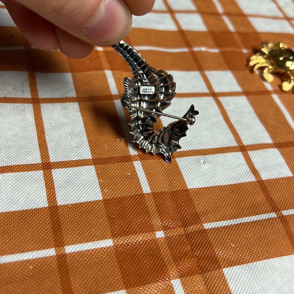 Beau Sterling seahorse pin - Picture 4 of 4